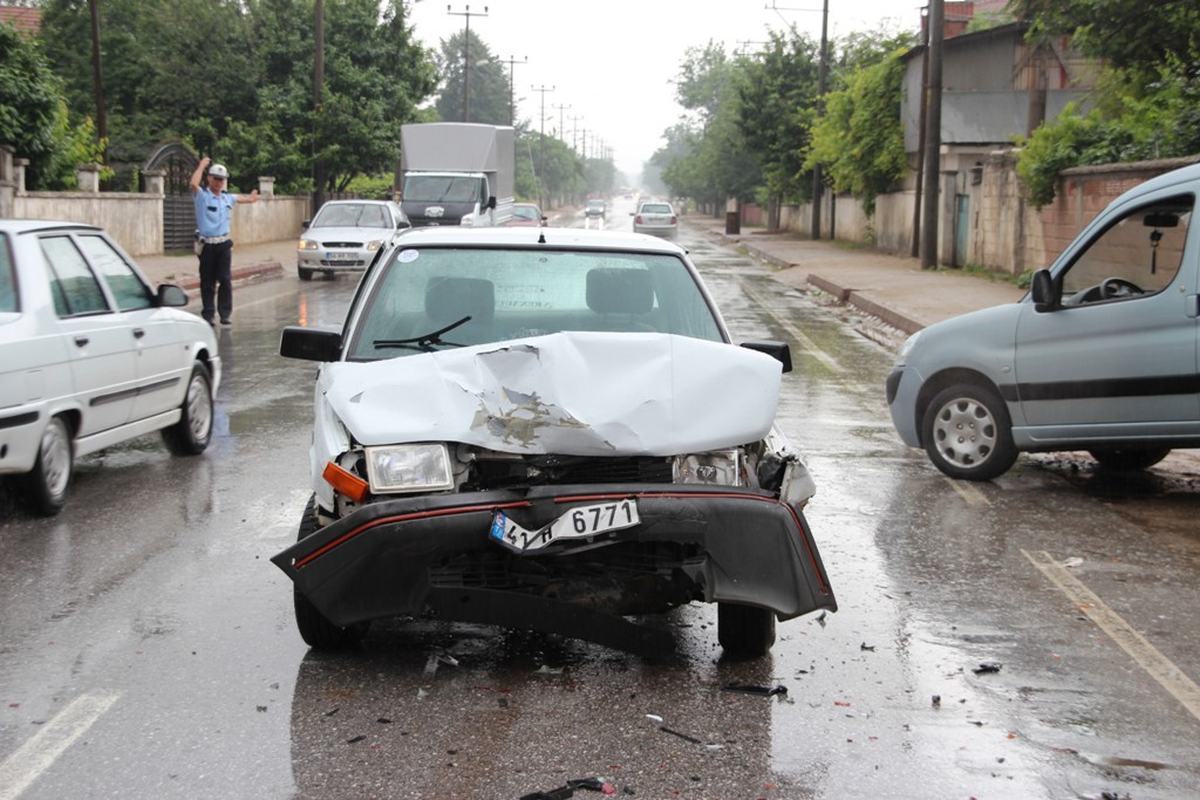 Sakarya'da 2 Araç Çarpıştı: 4 Yaralı