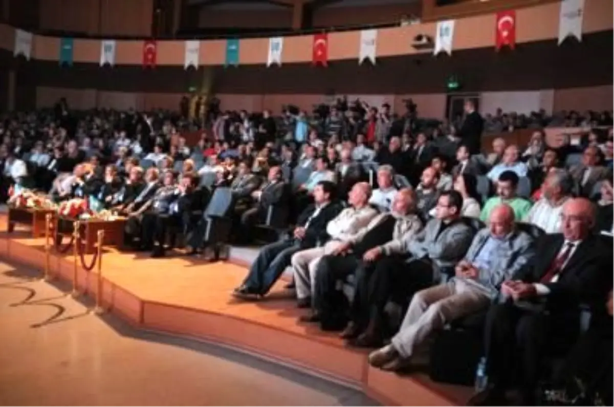 Şiir Festivalinde Şairler Geçidi