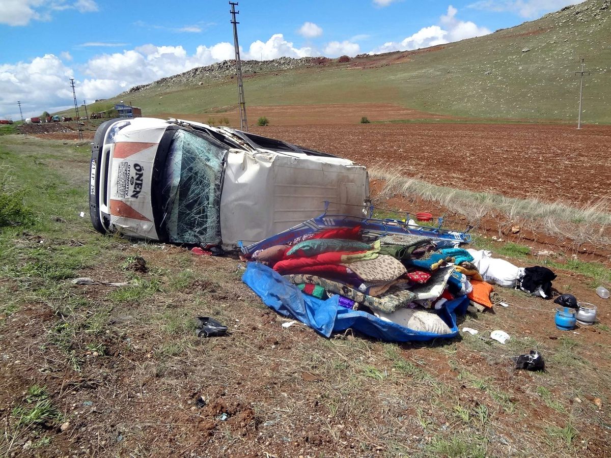 Tarım İşçilerini Taşıyan Minibüs Devrildi: 23 Yaralı