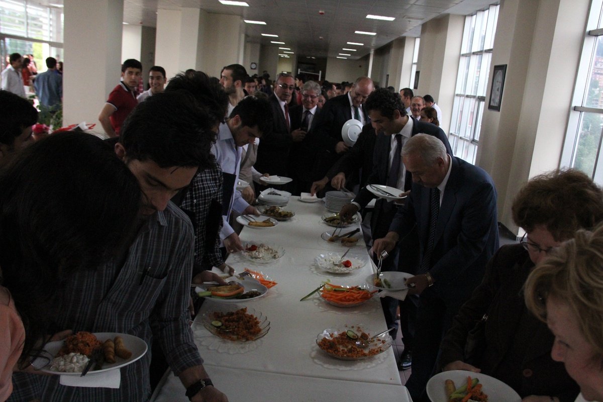 Üniversite Öğrencilerinin Topluma Hizmet Projeleri Tanıtıldı