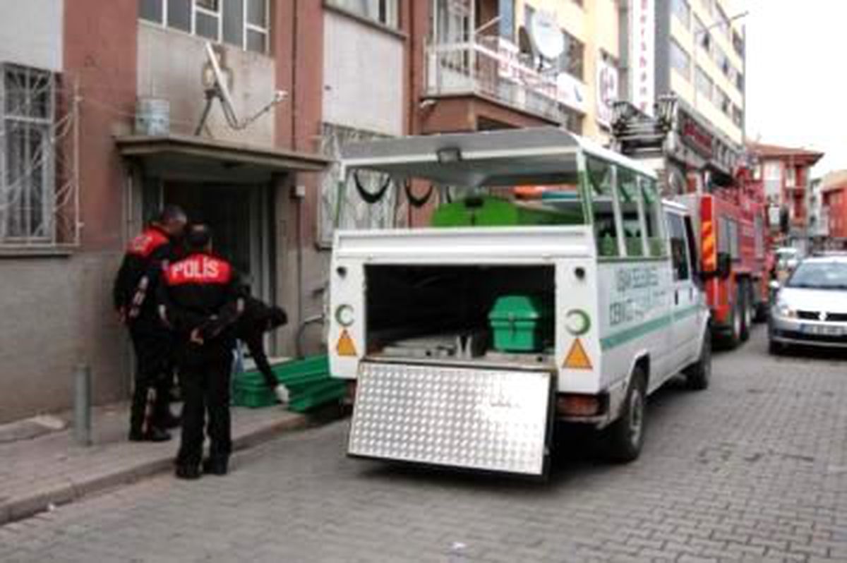 Uşak'ta Kömür Sobasından Zehirlenen Mühendis Öldü, Eşi ve Kızı Komada