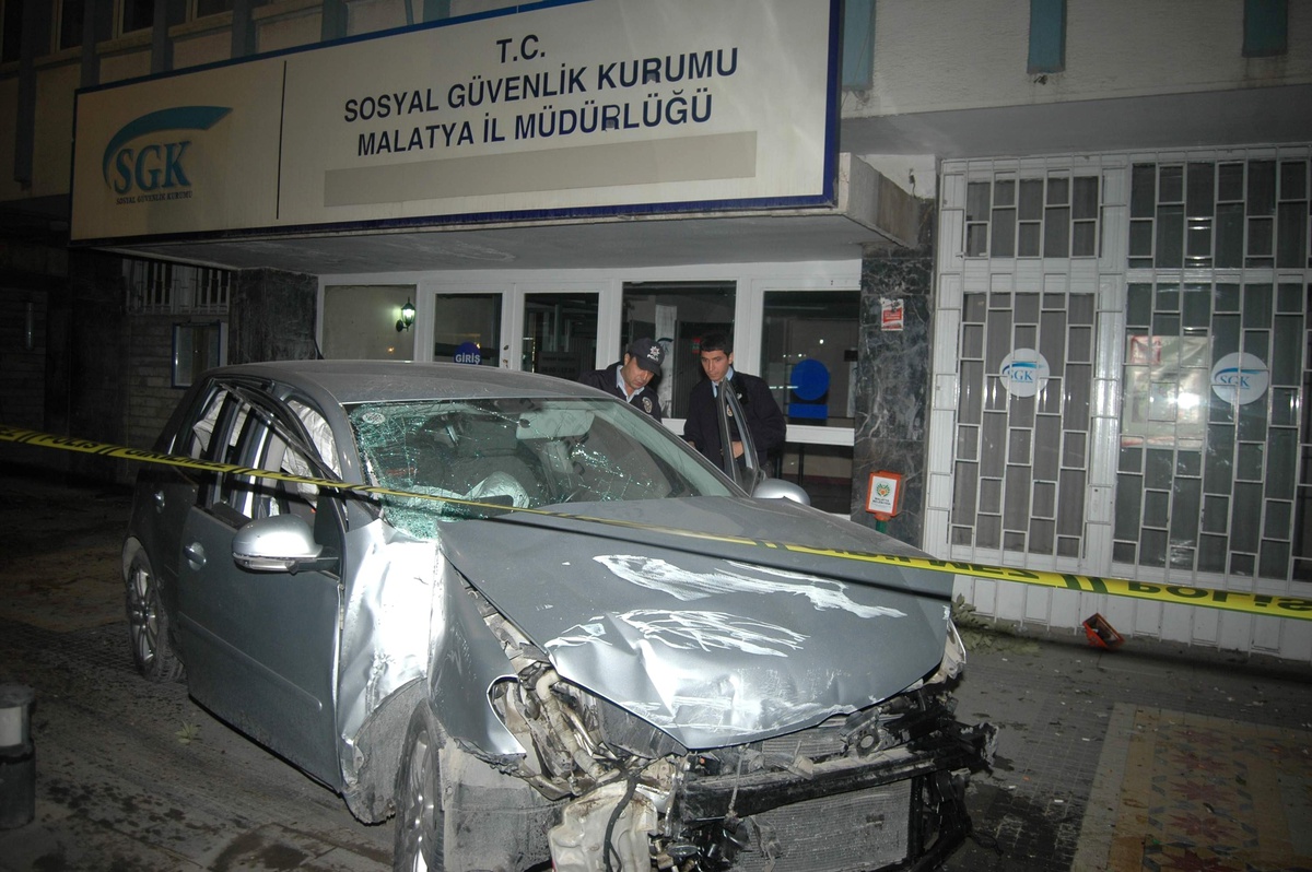 Yoldan Çıkan Otomobil Kaldırıma Çıkarak Durabildi