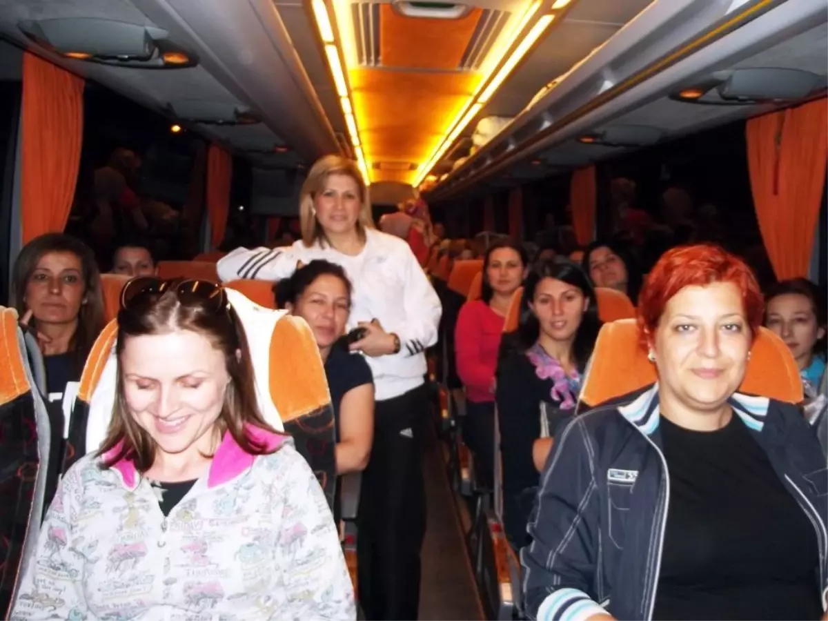 Ayvalıklı Ak Kadınlar Başkentten Akşit\'e Destek Vererek Döndü