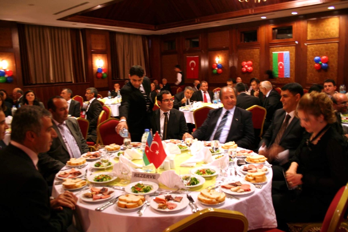 Azerbaycan Cumhuriyeti'nin 94. Kuruluş Yıldönümü Kars'ta Kutlandı