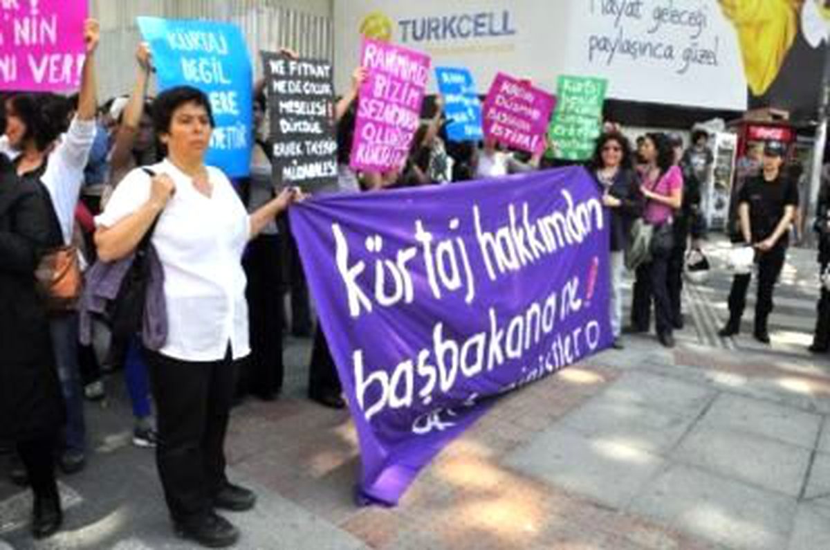 Başbakanlık Ofisi Önünde Kürtaj Eylemi