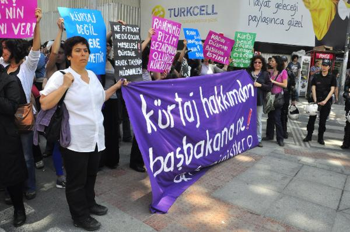 Başbakanlık Ofisi Önünde Kürtaj Eylemi