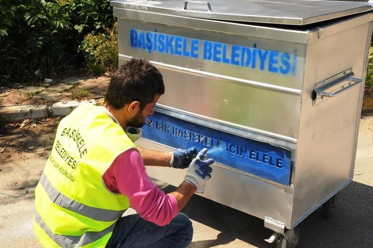 Başiskele'de Çöp Konteynerleri Bakımdan Geçti