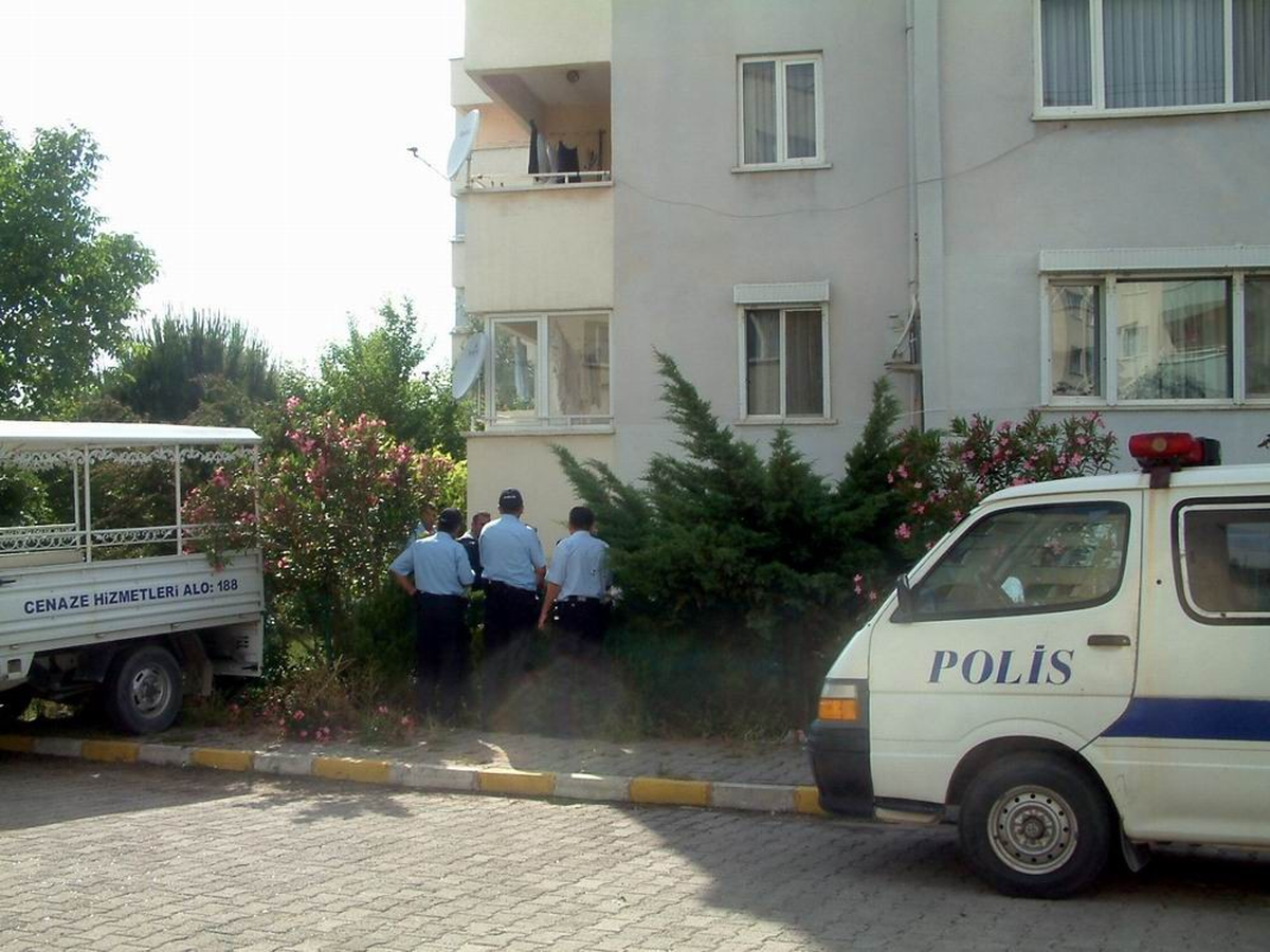 Burhaniye'de Balkondan Düşen Yaşlı Kadın Öldü