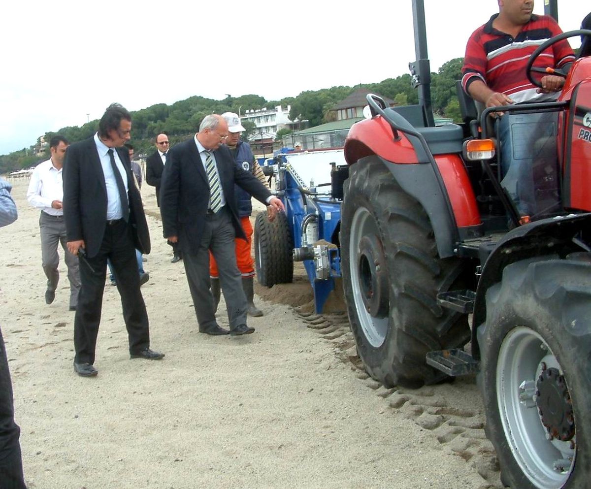 Burhaniye-De Belediye Plaj Temizliğine Başladı