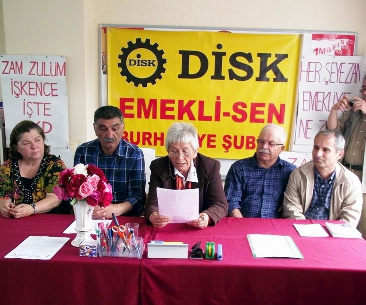 Burhaniye'de Emekli Sen'den Maaş Tepkisi