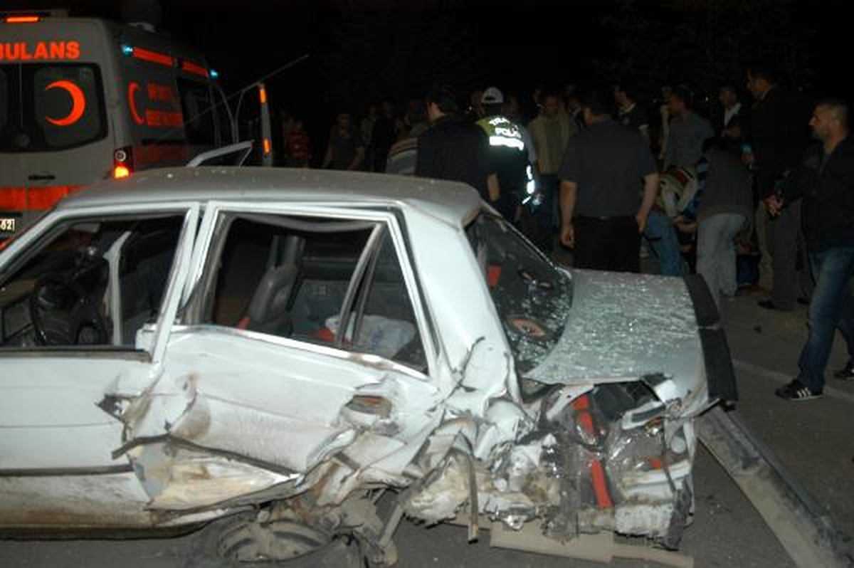 Cip Önünde Giden Otomobile Çarptıktan Sonra Tarlaya Uçtu: 4 Yaralı