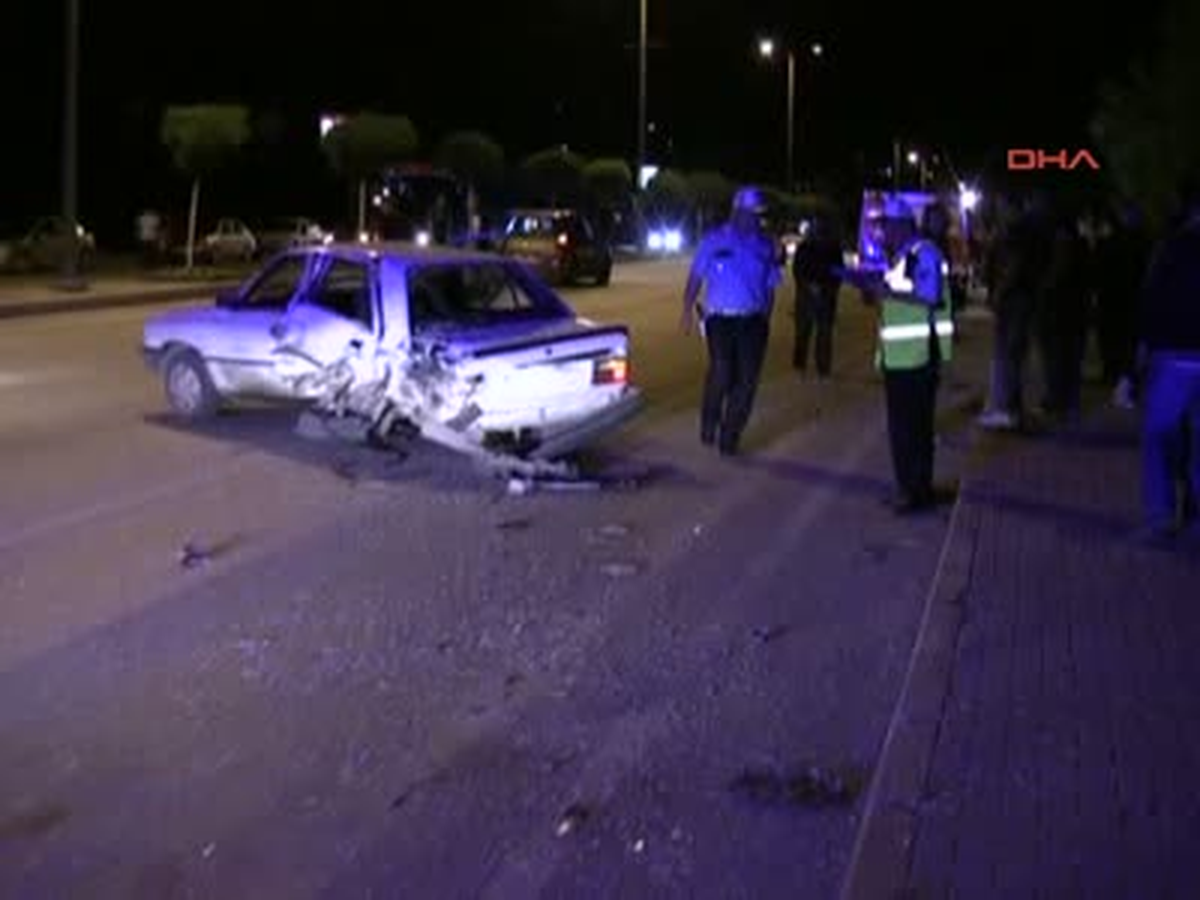 Cip Önünde Giden Otomobile Çarptıktan Sonra Tarlaya Uçtu 4 Yaralı