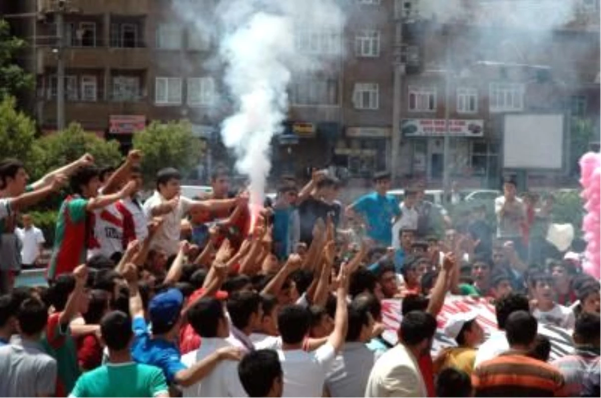 Diyarbakırspor Taraftarı Küme Düşmeyi Protesto Etti