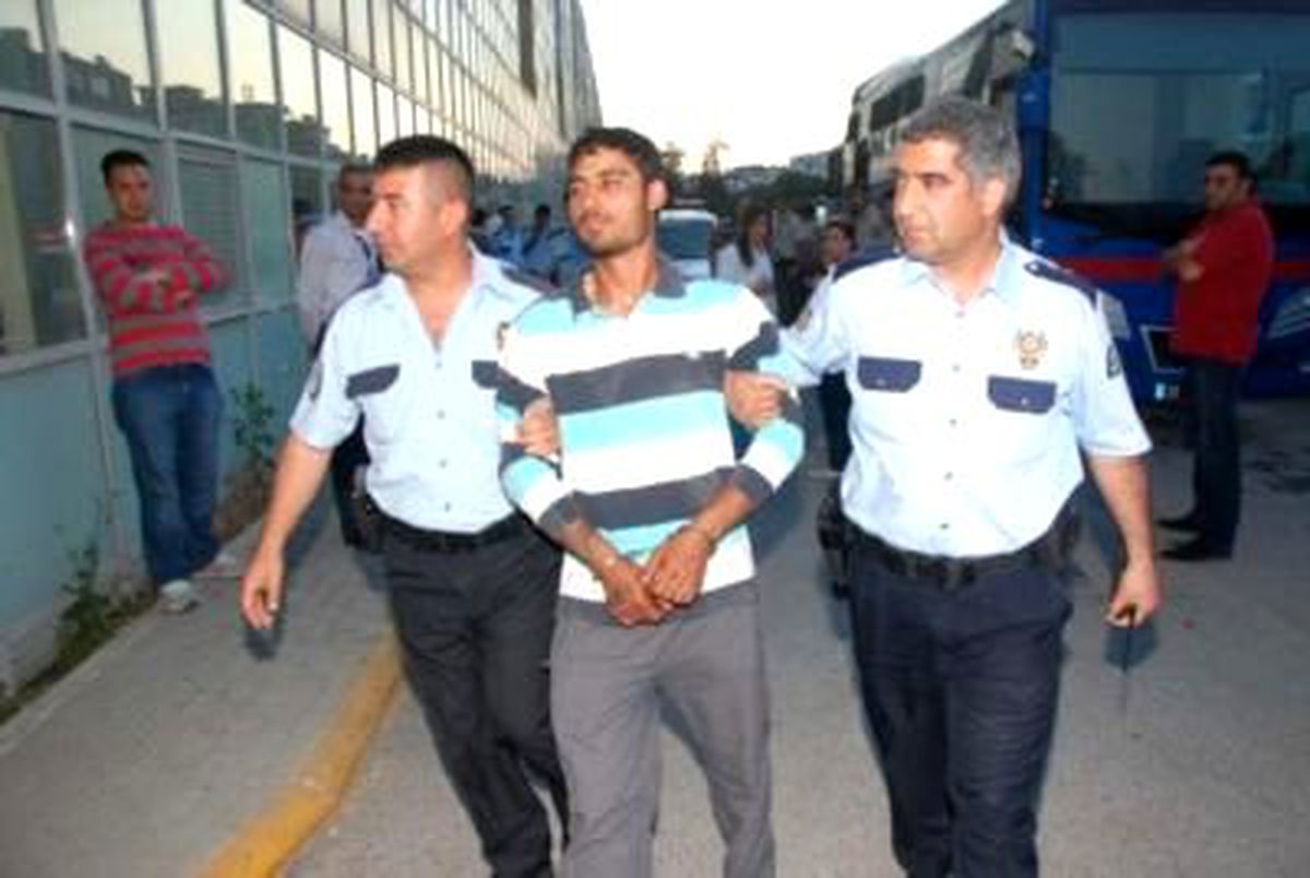 Eşini, Çocuklarının Gözü Önünde Vurdu