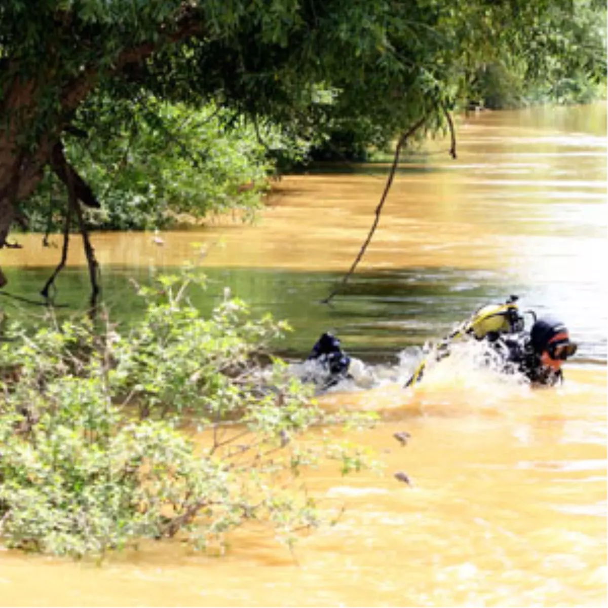 Gediz Nehri\'ne Traktör Düştü: 1 Kişi Kayıp