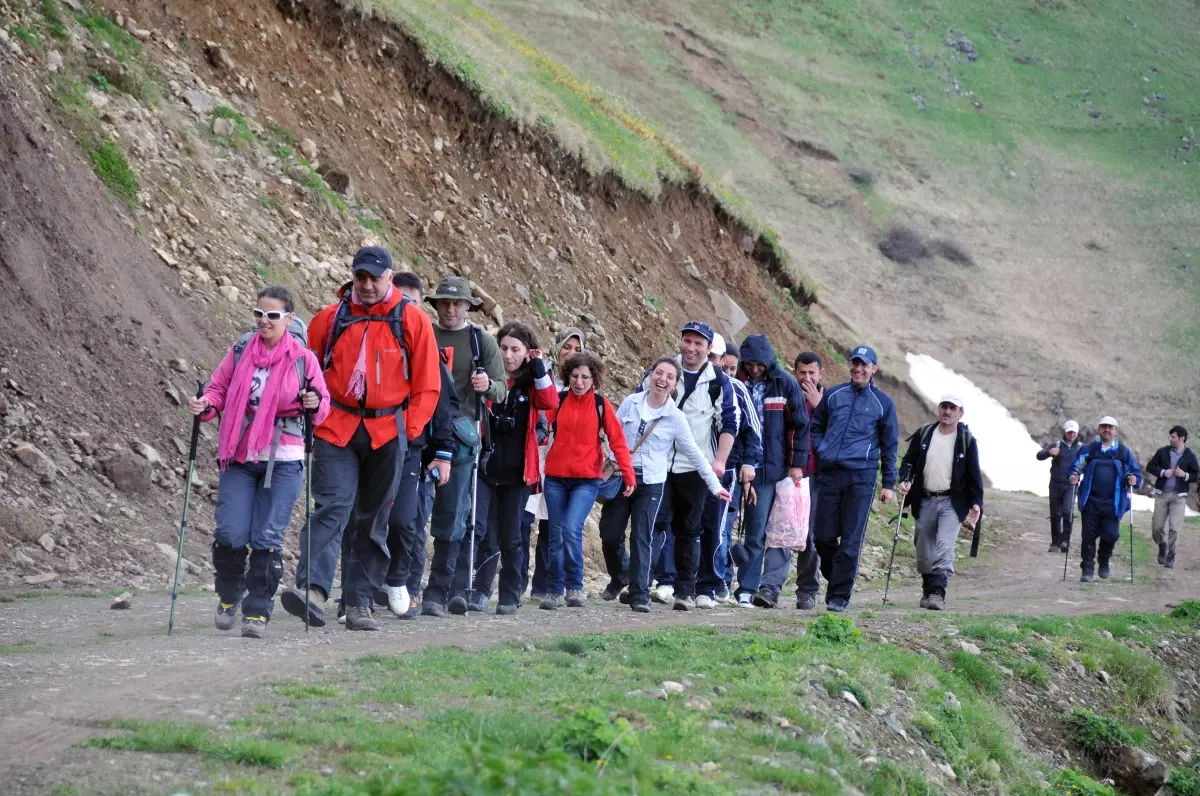 Gümüşhaneli Dağcılar, Bulutların Üzerinde