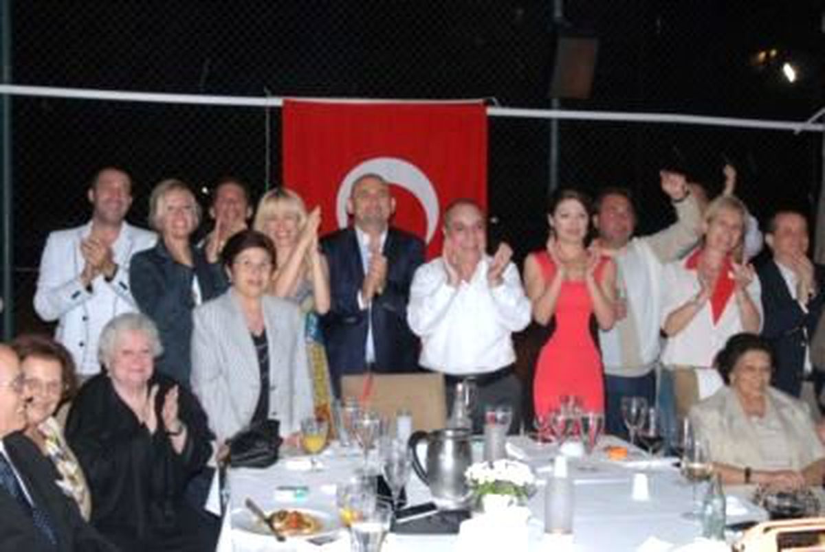 İzmir'de Sevinç ve Hüzün Bir Arada