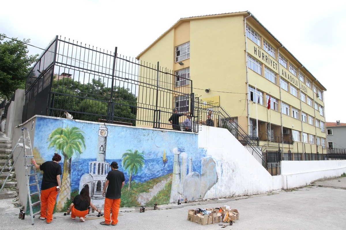 İzmir Saat Kulesi Grafiti Çalışması ile Görüntü Kirliliği Yok Edildi