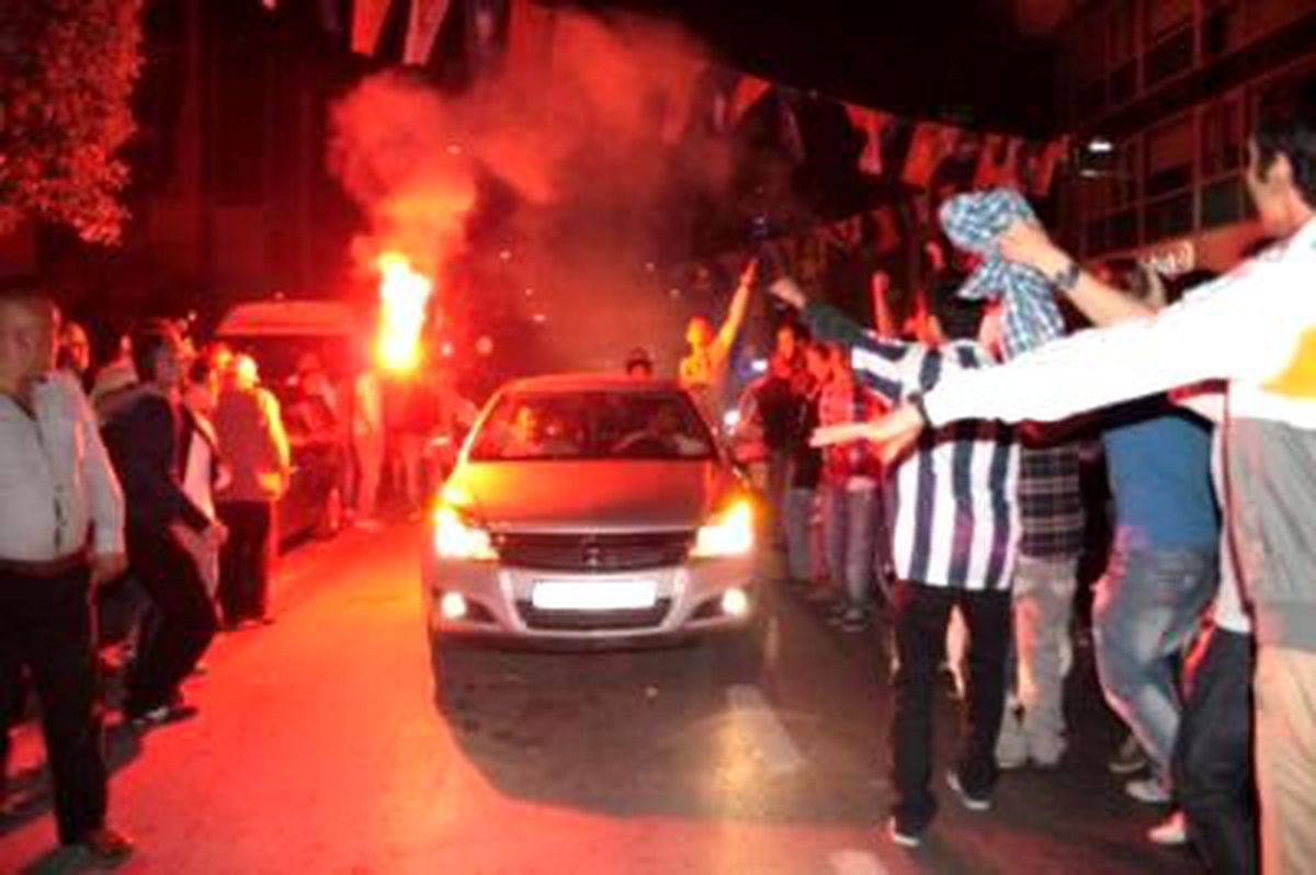 Kasımpaşa Taraftarı Süper Ligi Kutluyor