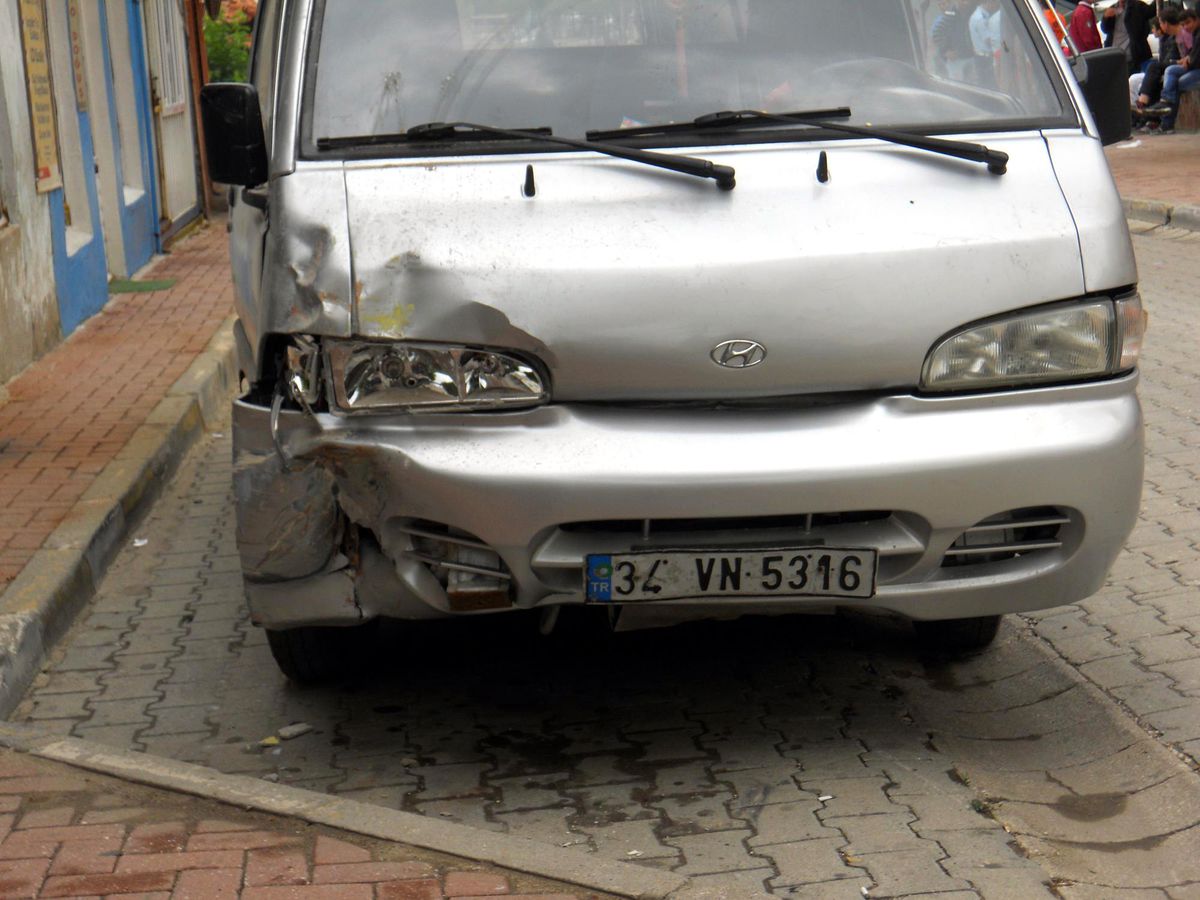 Keşan'da Minibüs Berber Dükkanına Girdi