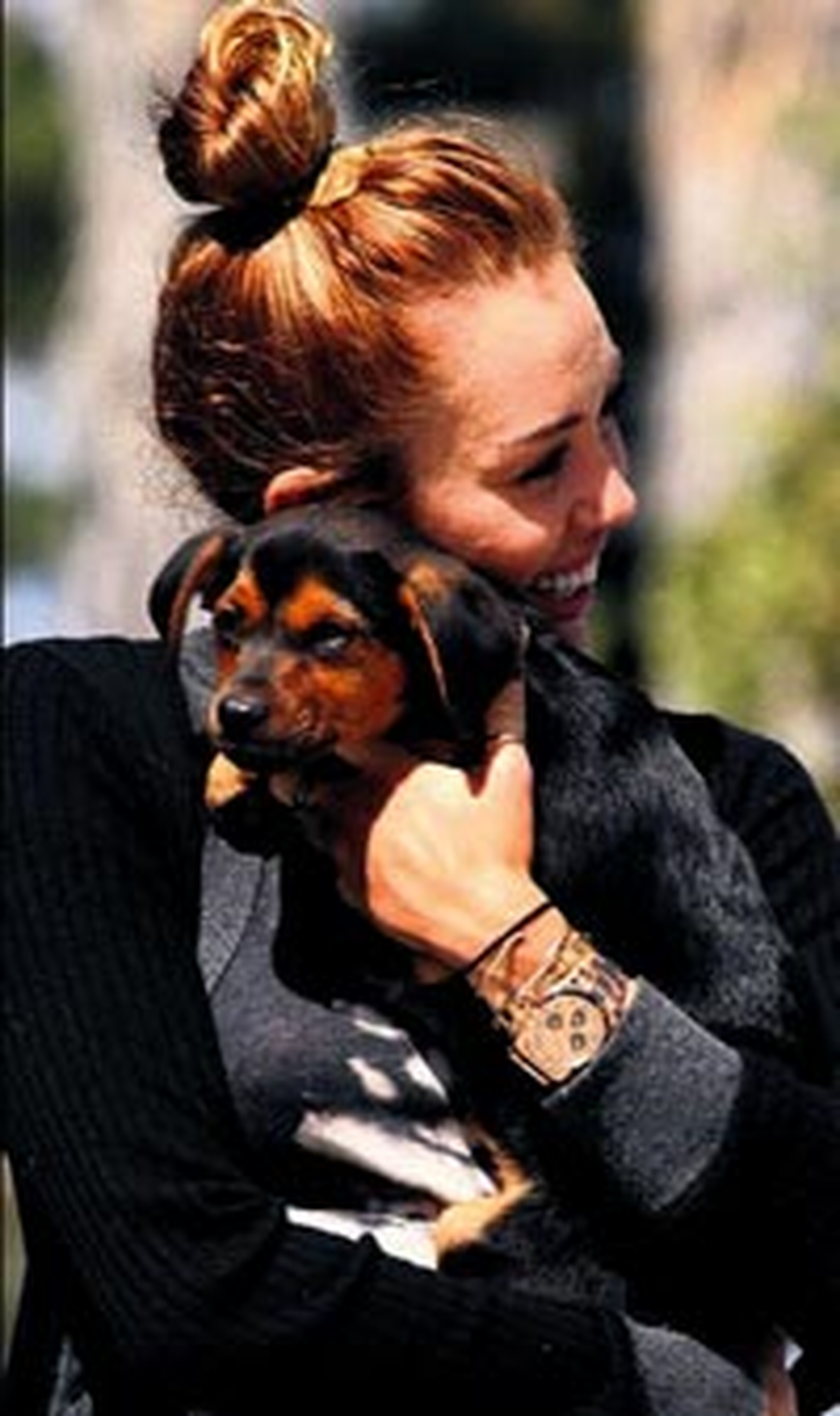 Köpeğini Bir An Olsun Bırakmıyor