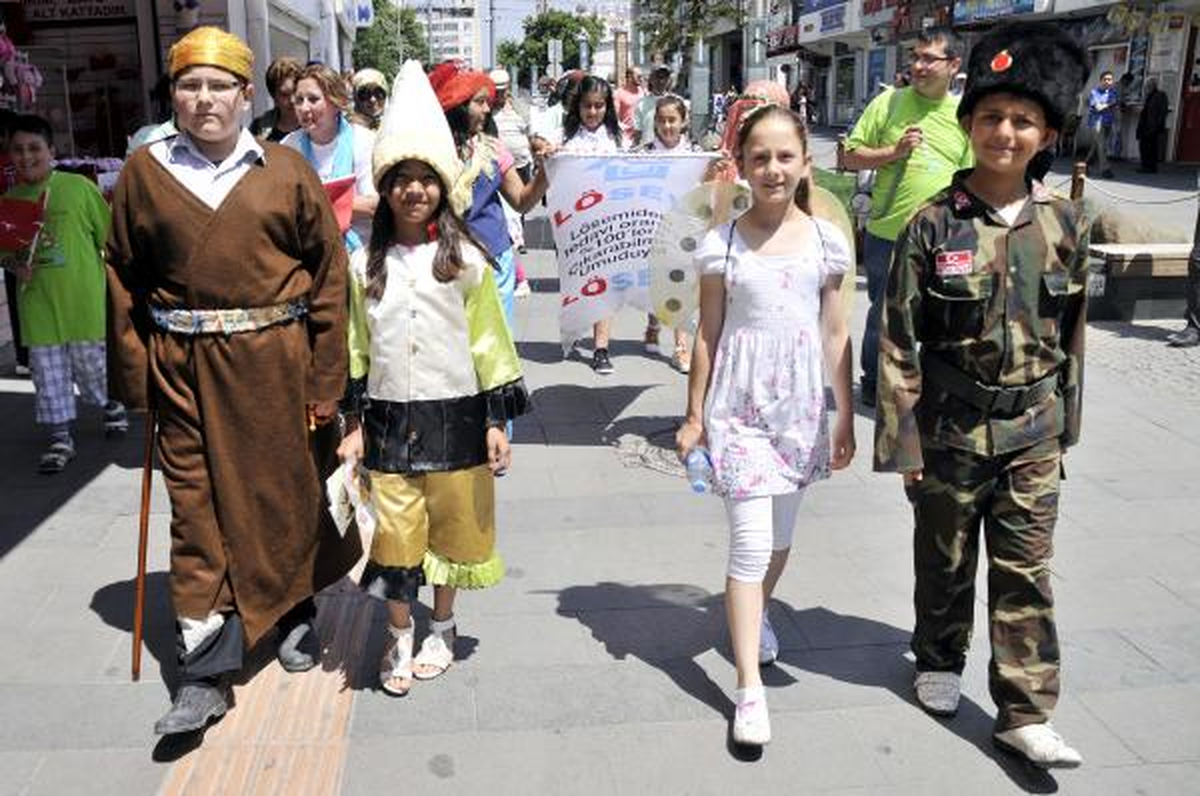 Lösemili Çocuklardan \'Buruk\' Kutlama