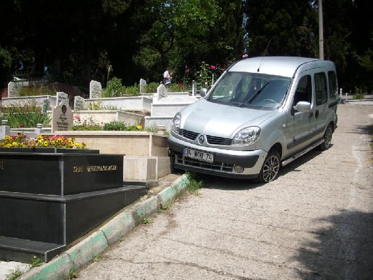 Otomobil Mezarlara Çarptı, 17 Yaşındaki Kız Şoka Girdi