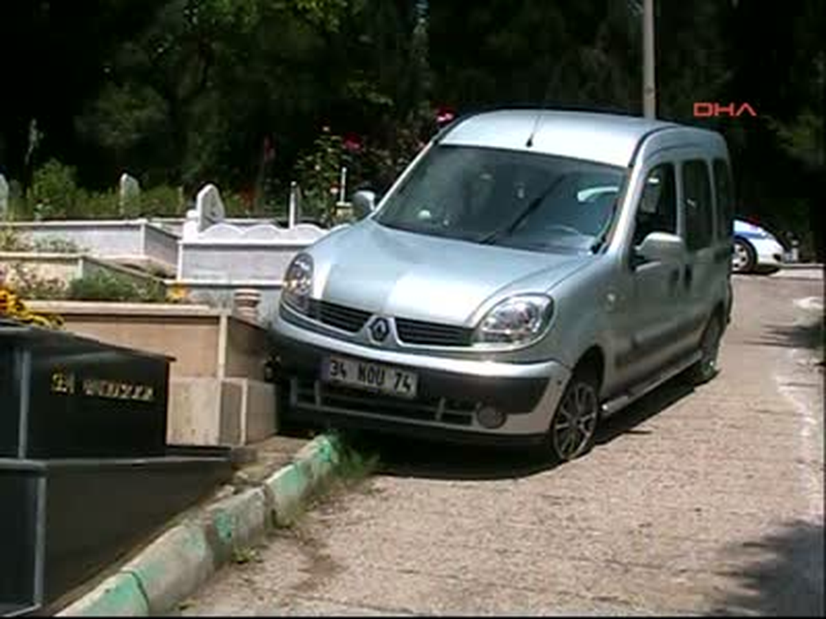 Otomobil Mezarlara Çarptı, 17 Yaşındaki Kız Şoka Girdi