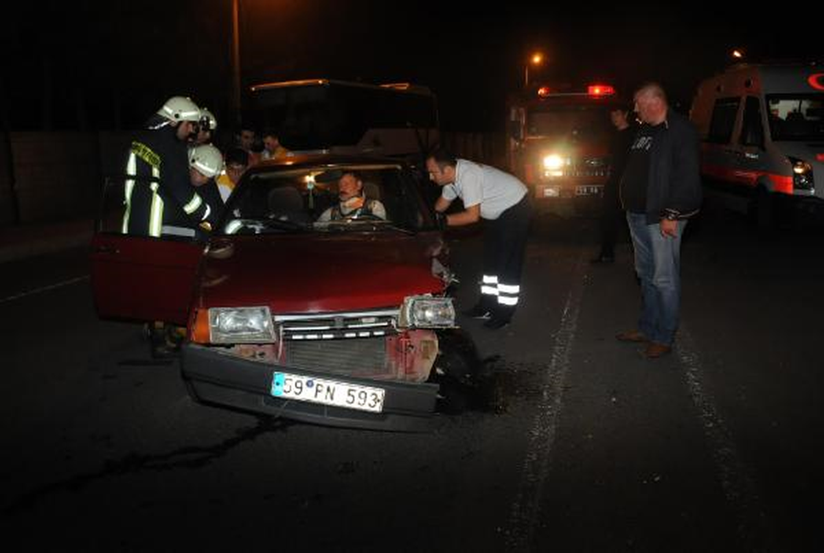 Otomobilde Sıkışan Sürücüyü İtfaiye Kurtardı
