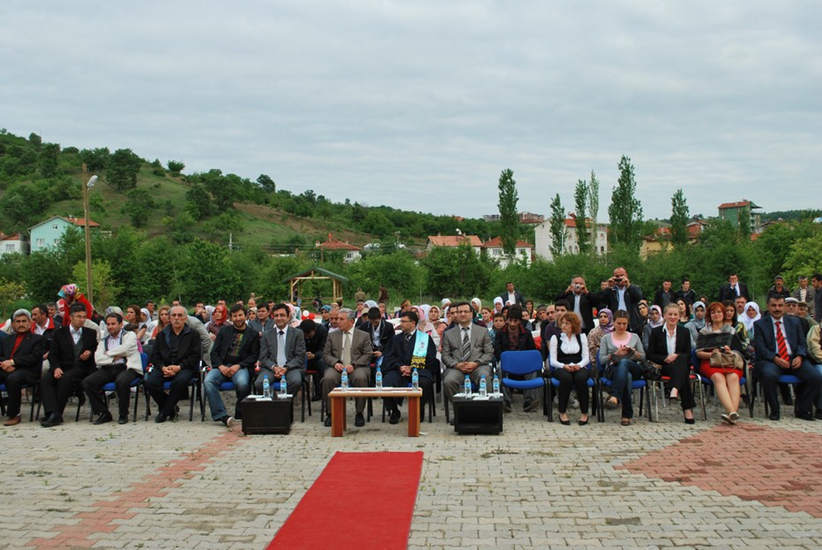 Pazarlar Meslek Yüksekokulu'nda Mezuniyet Coşkusu
