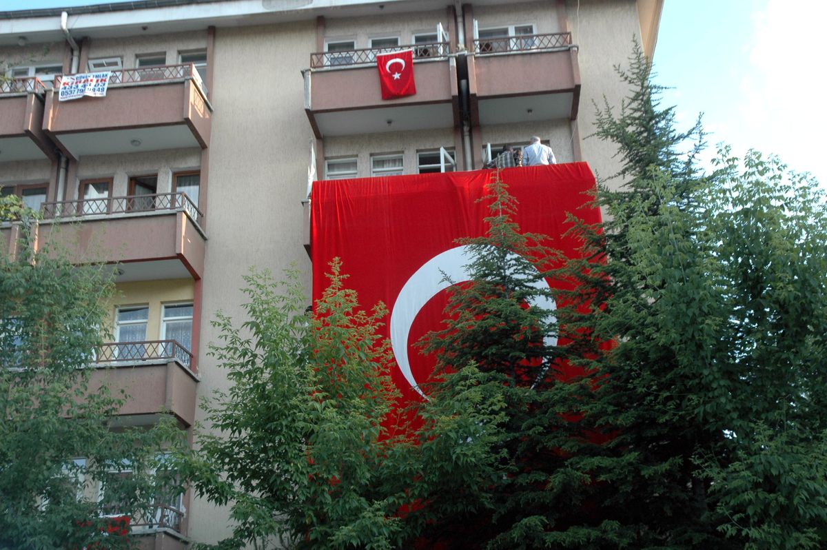 Şehit Teğmenin Evine Ateş Düştü