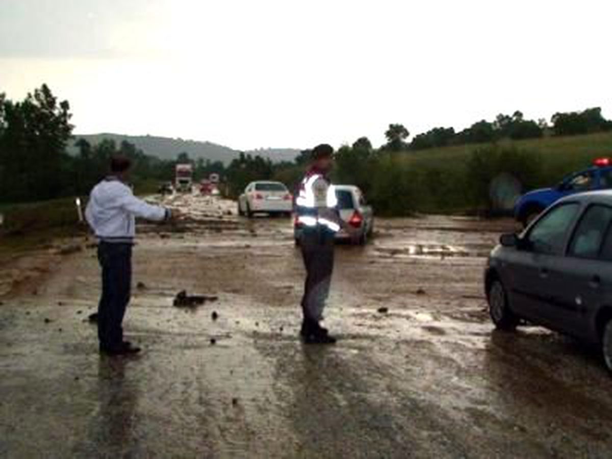 Selle Gelen Çamur Yığını Orhaneli-Harmancık Yolunu Kapattı