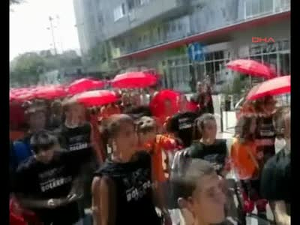 Sırbistan\'da Lise Mezunlarına Toplu Dans