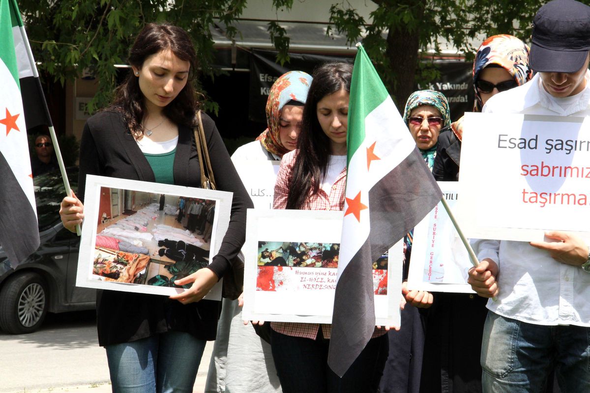 Suriyeli Mualifler Esad'ı Lanetledi