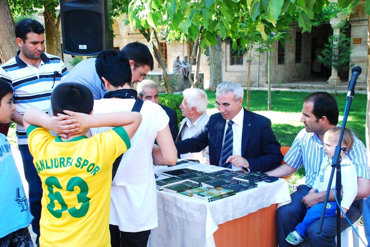 Tutluoğlu'nun İmza Gününe Yoğun İlgi