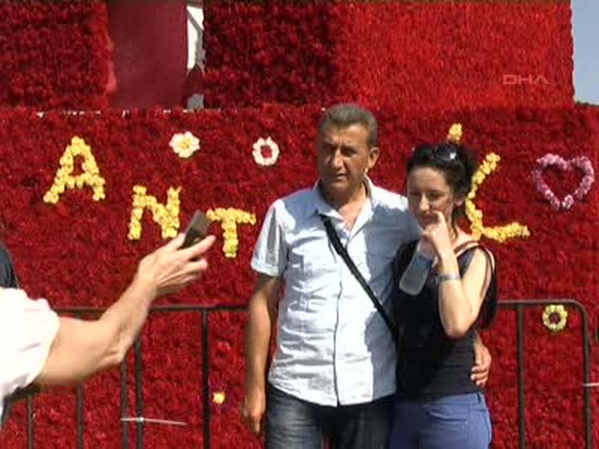 1 Milyon Çiçekten Saat Kulesi