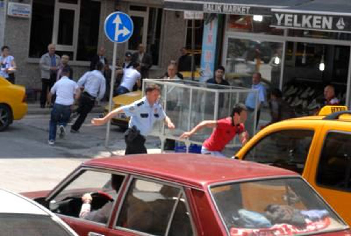 Adliye Önünde Saldırıya Uğradı