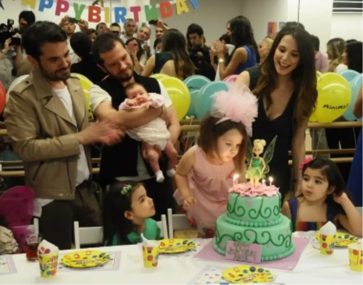 Arya, Yeni Yaşına Trump Towers Mall\'da Merhaba Dedi