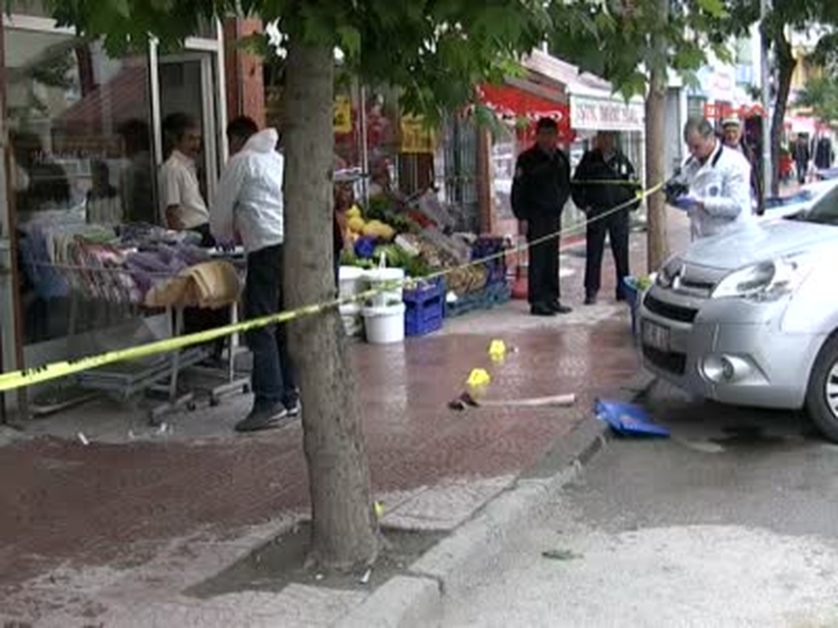 Ayrıldığı Eski Eşini Sokak Ortasında Bıçakladı