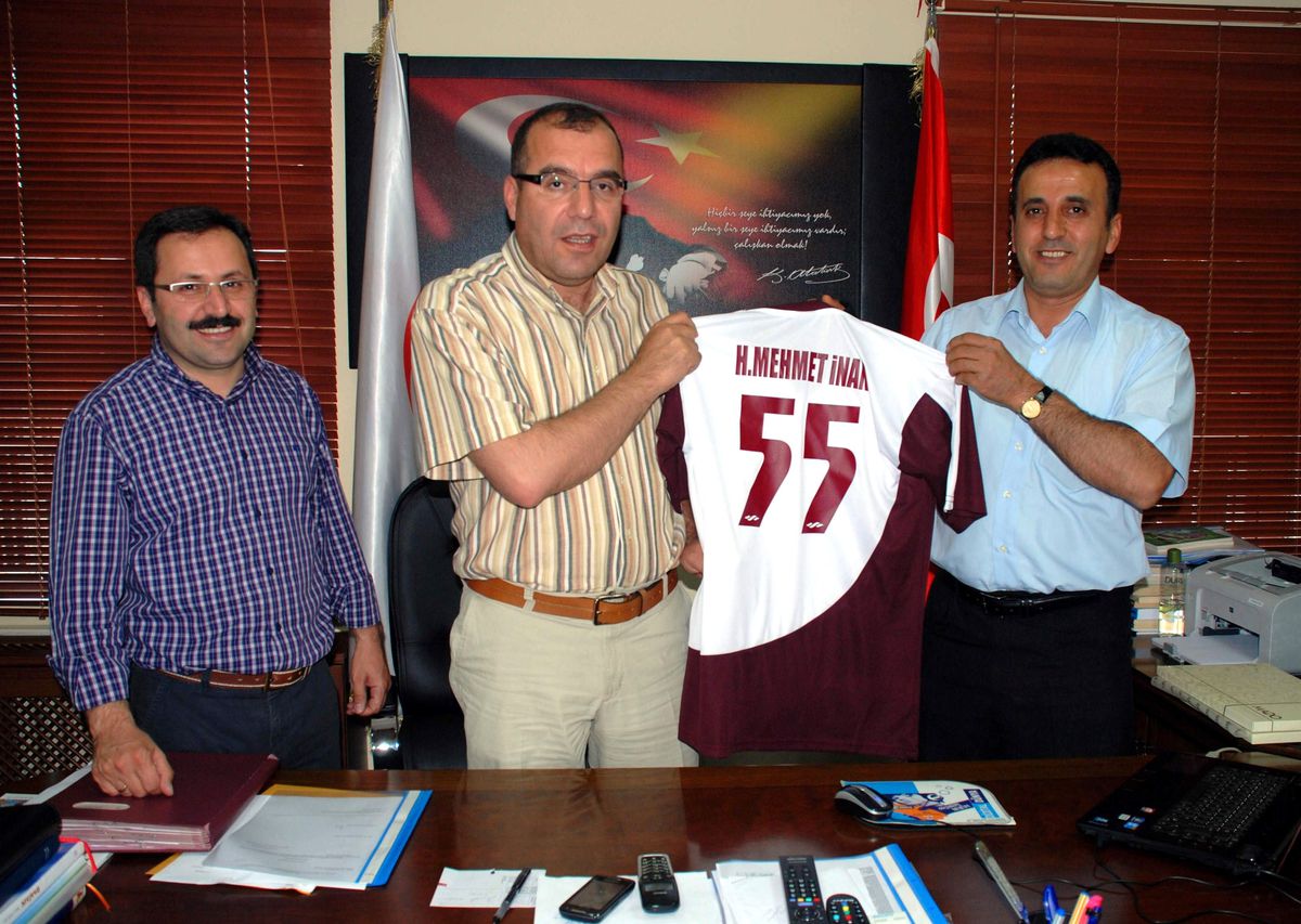 Başhekim İnan'a Forma Hediye Edildi