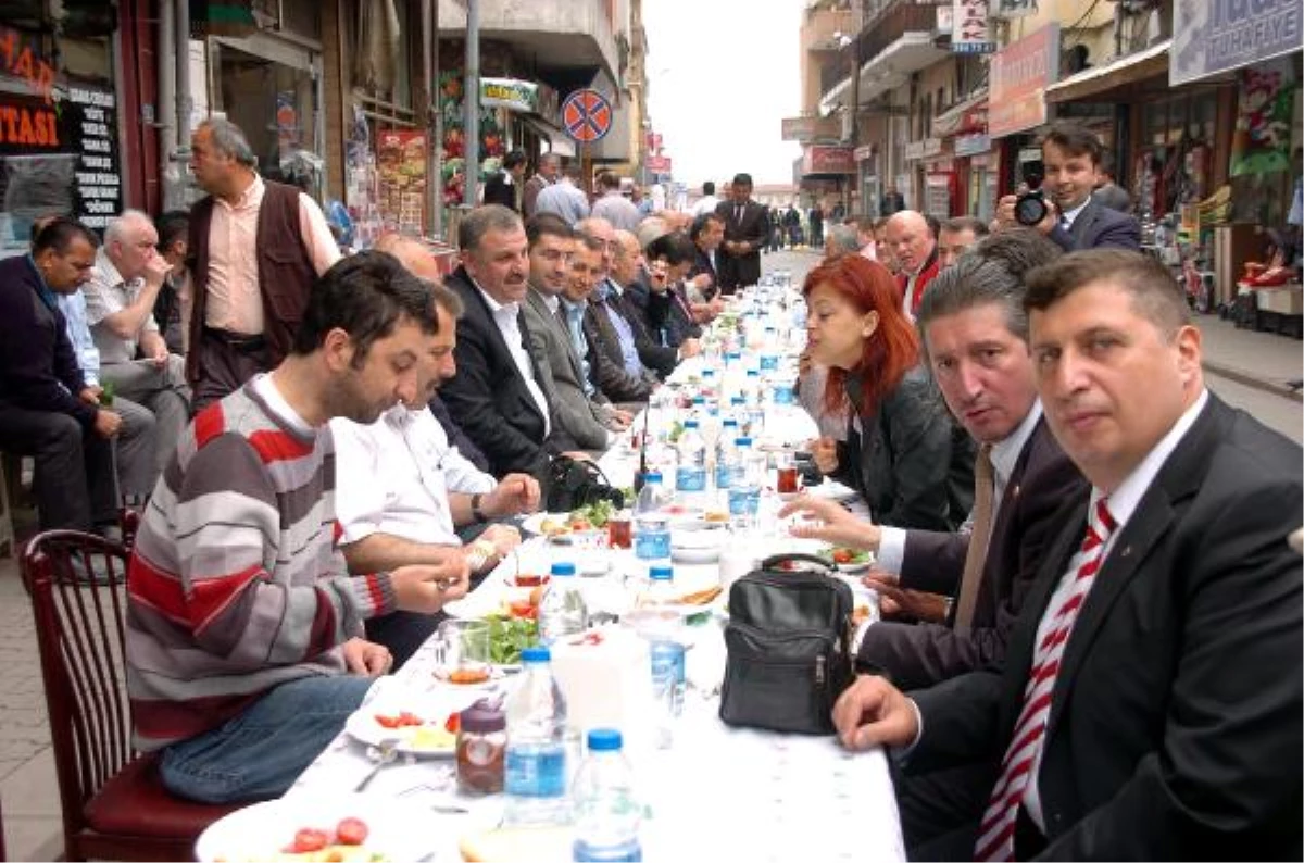 Belediye Başkanı, Trafiğe Kapattığı Caddede Esnafa Kahvaltı Verdi
