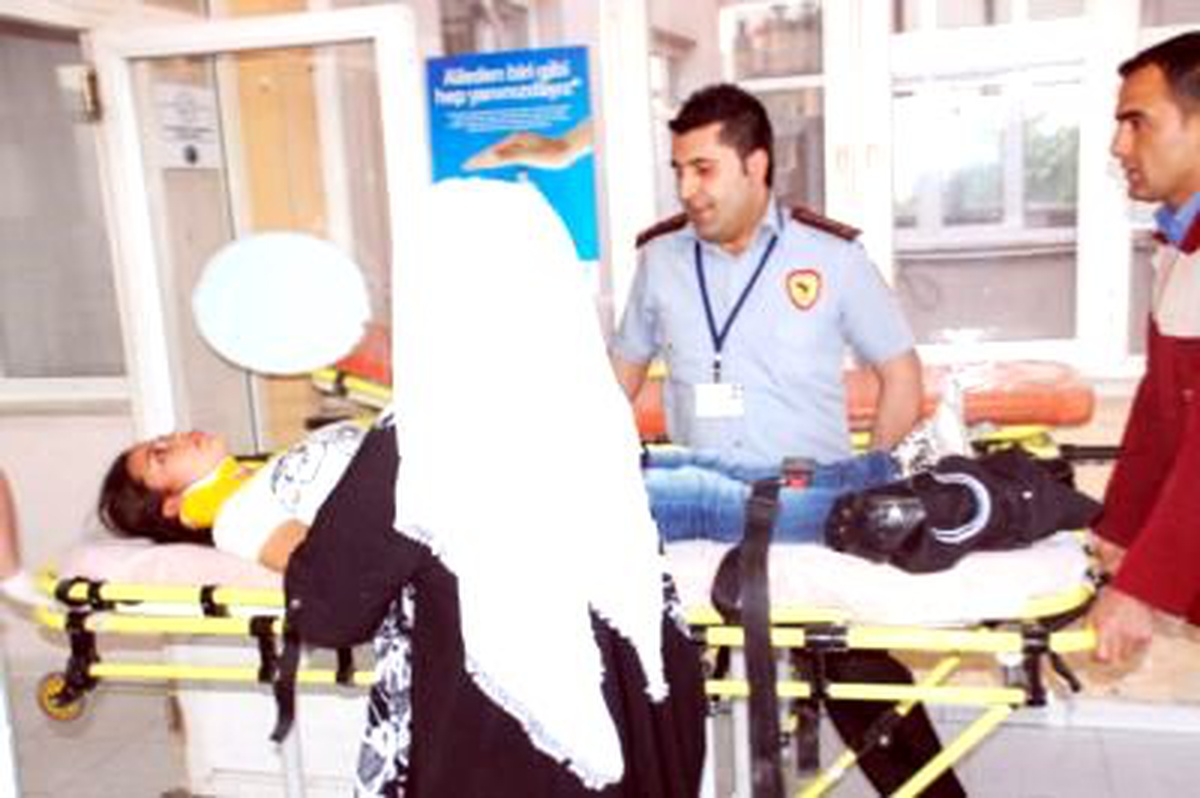 Besni'de Otomobil Takla Attı: 2 Yaralı
