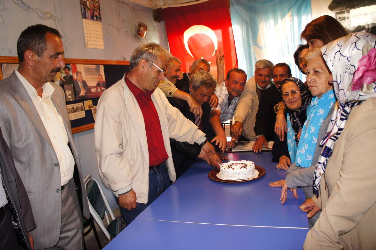 Bülent Ecevit'in 87'inci Yaşını Pasta Keserek Kutladılar