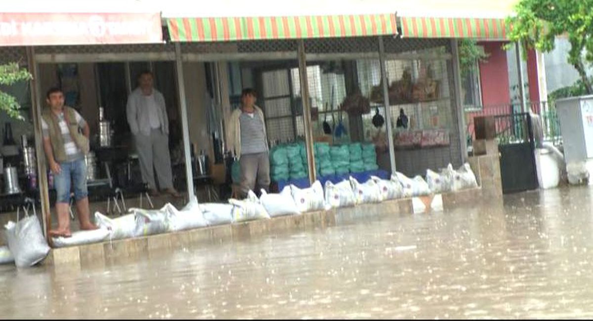 Dikili'de Etkili Olan Sağanak Yağış Sele Neden Oldu