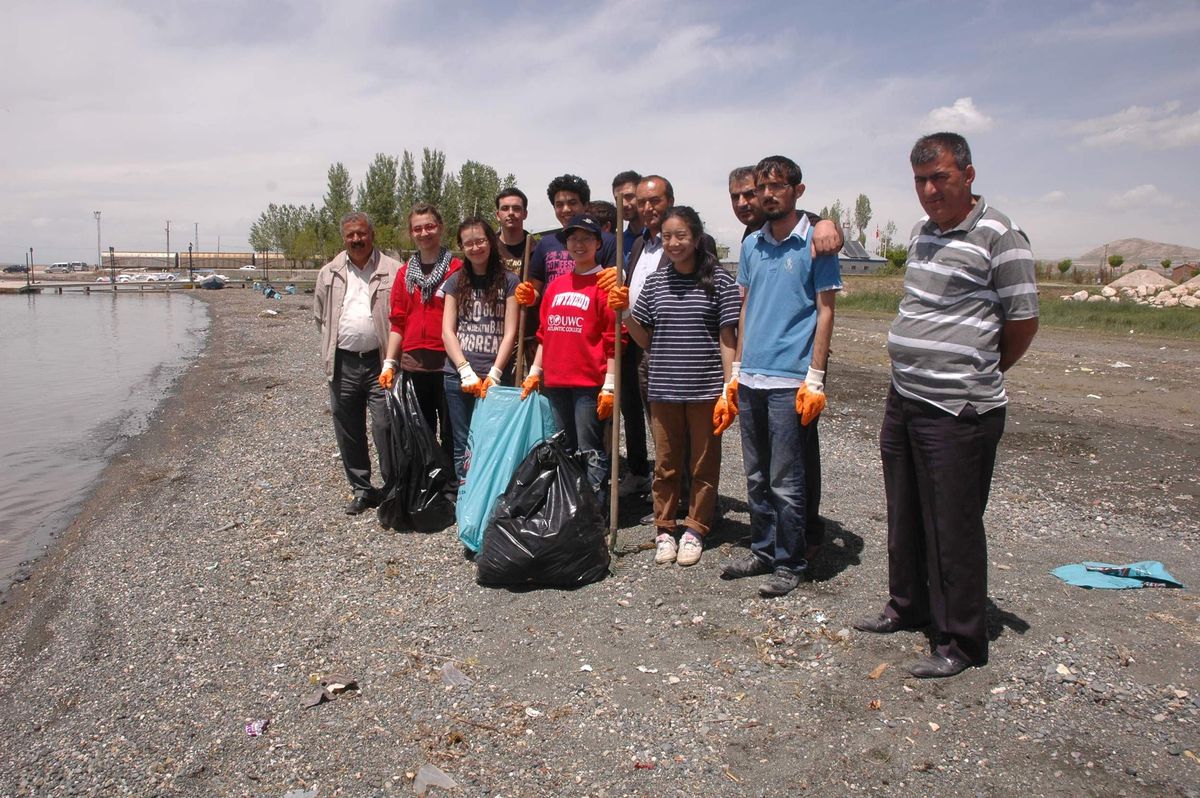 Dünya Öğrencileri Van Gölü'nü Temizledi
