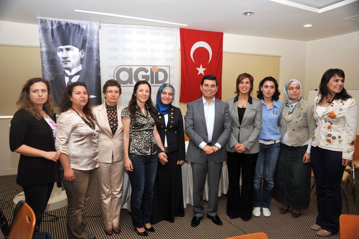 Duvar Kağıdı Ustaları İş Hayatına Atıldı