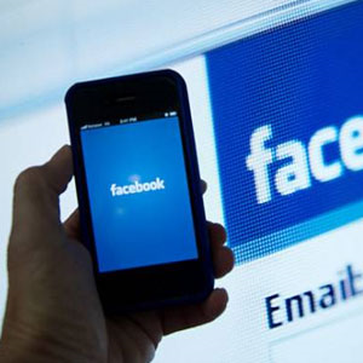Facebook, Akıllı Telefon Çıkartıyor