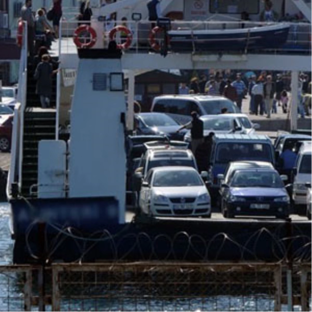 Feribottan İndi, Denize Uçtu