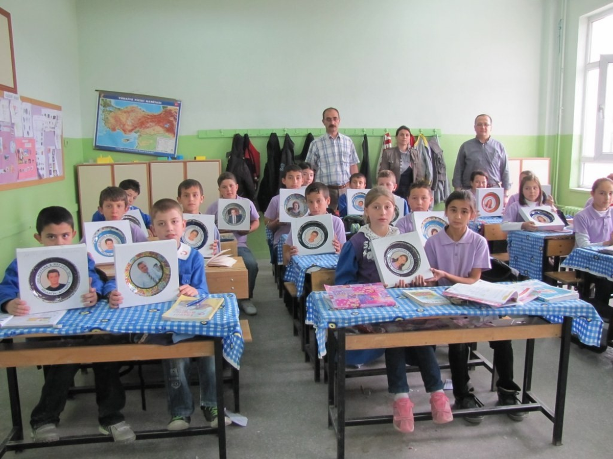 Hisarcık'ta Öğrenciler Arkadaşlarının Resmini Çini Tabakta Ölümsüzleştirdi