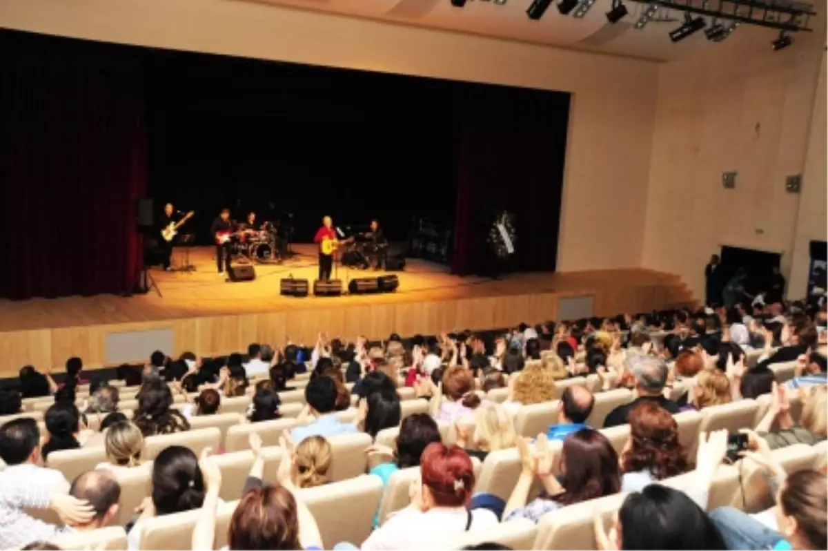 İlhan Şeşen\'den Hem Müzik Hem Sohbet Gecesi